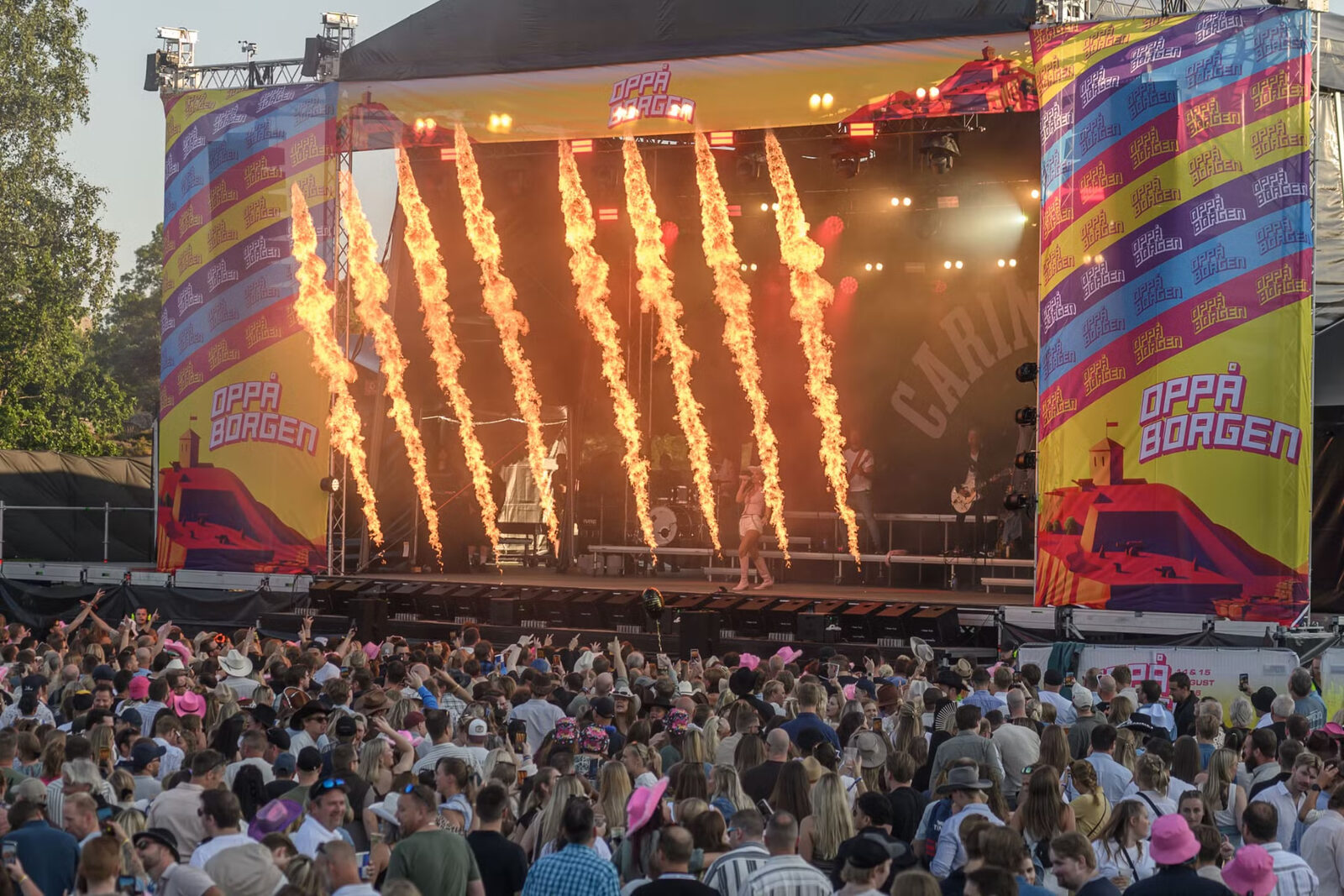 Hovedscenen på Oppå Borgen 2026 med flammer og fullt publikum